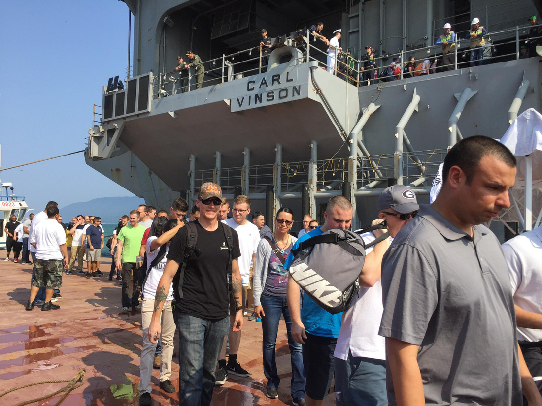 Những hình ảnh mới nhất của tàu sân bay USS Carl Vinson neo đậu ở Đà Nẵng - Ảnh 2.