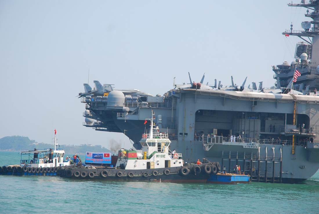 Những hình ảnh mới nhất của tàu sân bay USS Carl Vinson neo đậu ở Đà Nẵng - Ảnh 4.