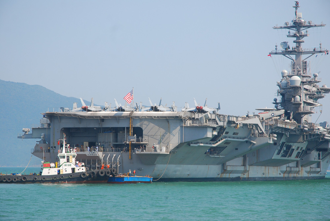 Những hình ảnh mới nhất của tàu sân bay USS Carl Vinson neo đậu ở Đà Nẵng - Ảnh 5.
