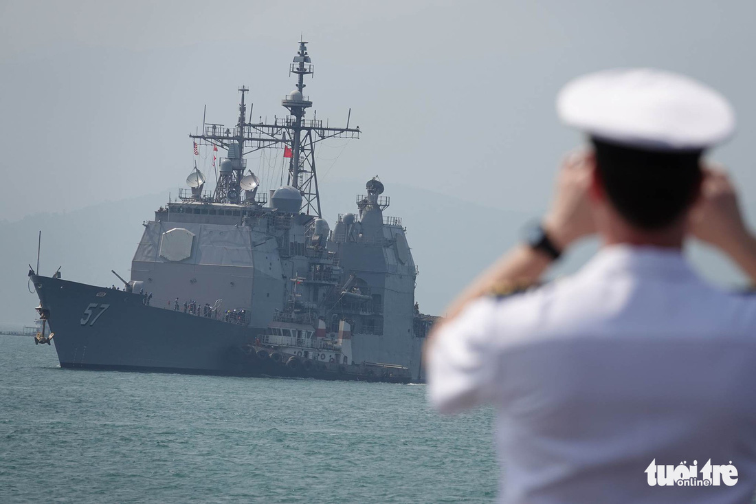 Những hình ảnh mới nhất của tàu sân bay USS Carl Vinson neo đậu ở Đà Nẵng - Ảnh 16.
