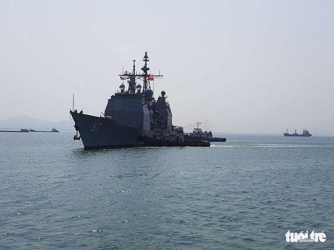 Những hình ảnh mới nhất của tàu sân bay USS Carl Vinson neo đậu ở Đà Nẵng - Ảnh 17.