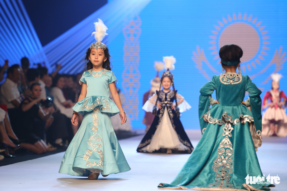 7 nhà thiết kế châu Á giới thiệu thời trang trẻ em tại Sài Gòn - Ảnh 12.