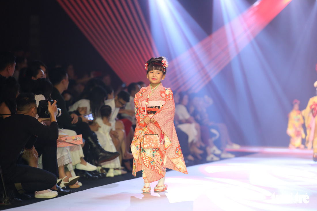 7 nhà thiết kế châu Á giới thiệu thời trang trẻ em tại Sài Gòn - Ảnh 18.