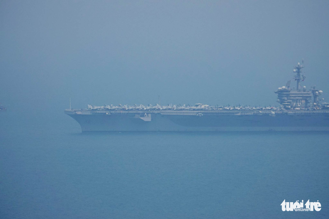 Những hình ảnh mới nhất của tàu sân bay USS Carl Vinson neo đậu ở Đà Nẵng - Ảnh 10.