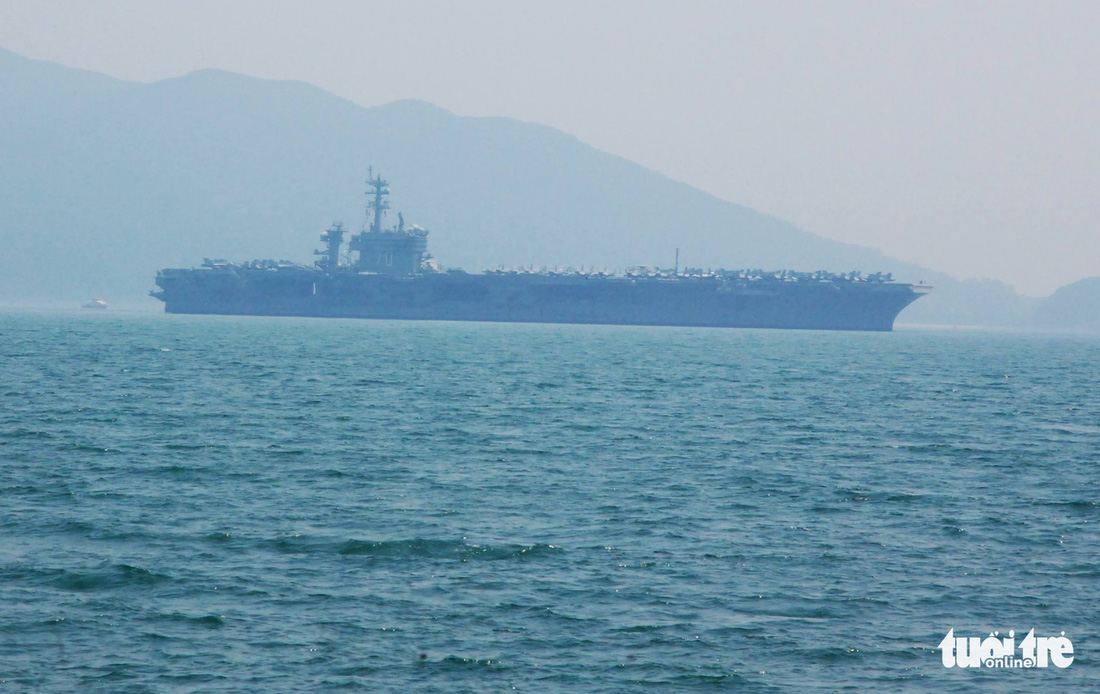 Những hình ảnh mới nhất của tàu sân bay USS Carl Vinson neo đậu ở Đà Nẵng - Ảnh 14.