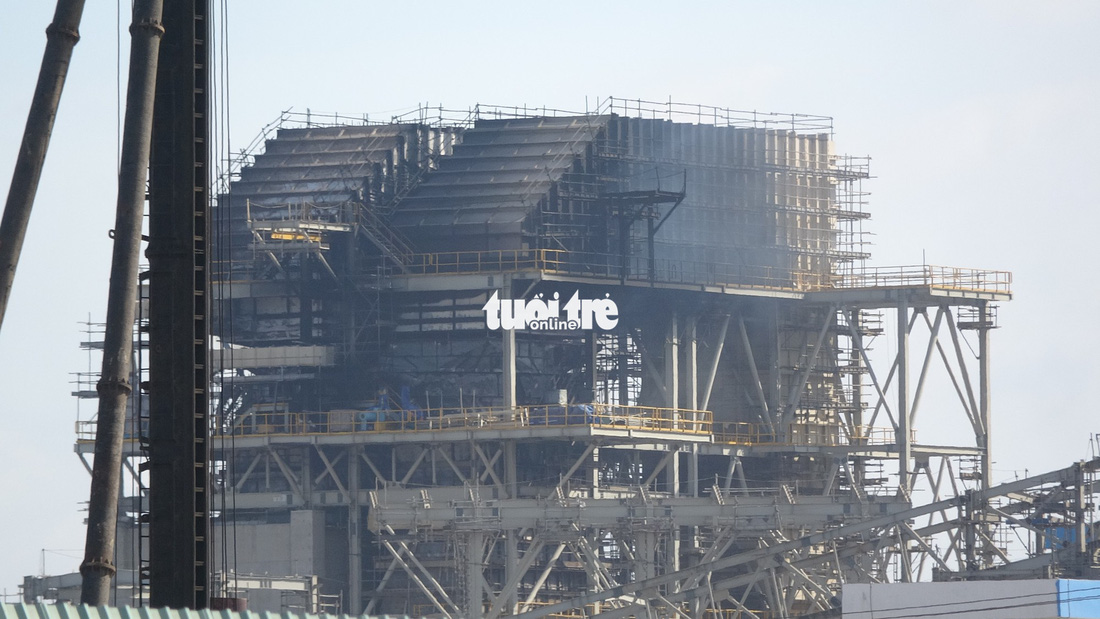 Hơn 2 giờ dập tắt đám cháy tại công trình nhà máy nhiệt điện Duyên Hải - Ảnh 1.