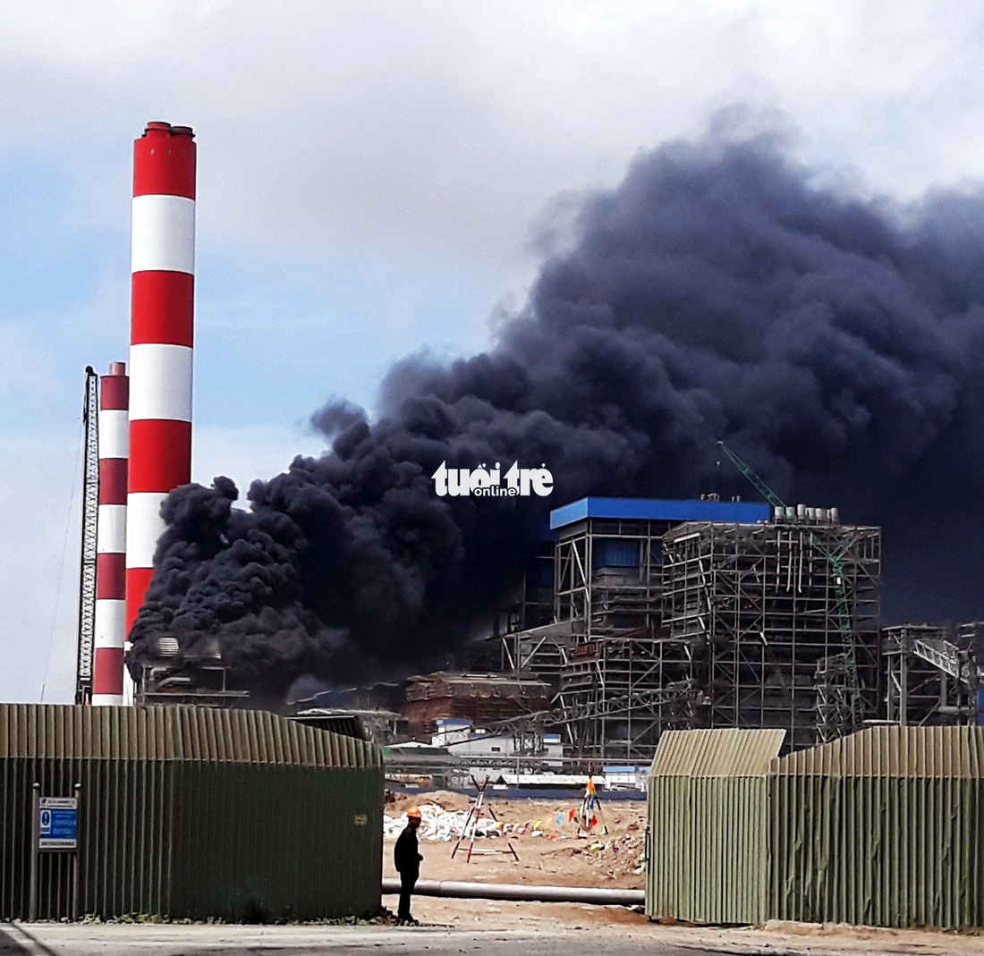 Hơn 2 giờ dập tắt đám cháy tại công trình nhà máy nhiệt điện Duyên Hải - Ảnh 2.