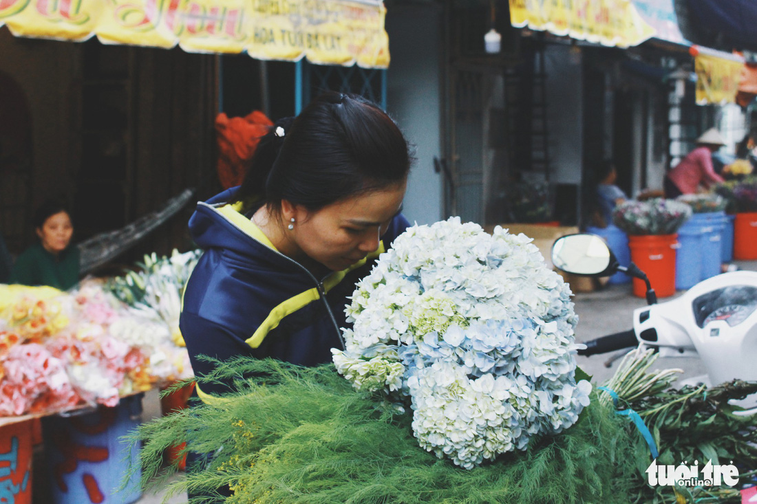 Chợ hoa Sài Gòn nhộn nhịp ngày 8-3 - Ảnh 4.