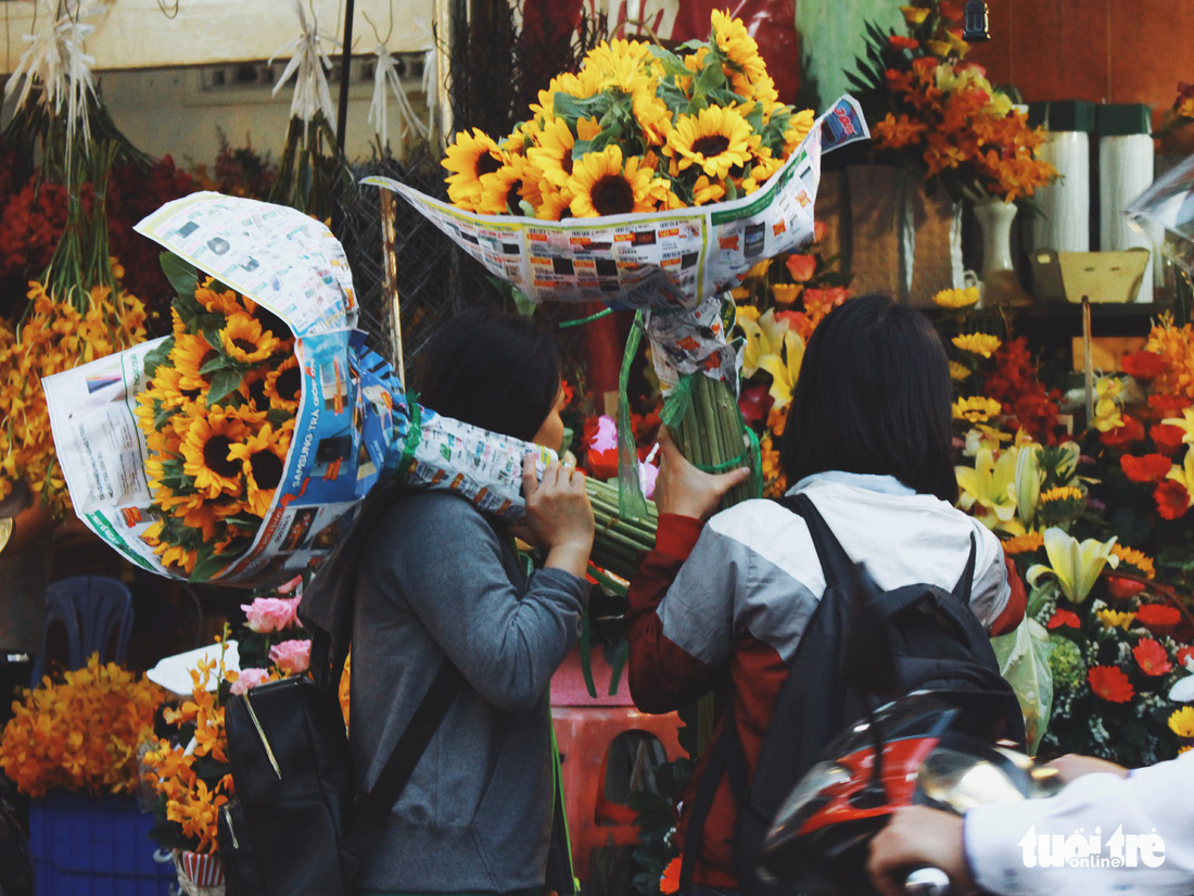 Chợ hoa Sài Gòn nhộn nhịp ngày 8-3 - Ảnh 8.