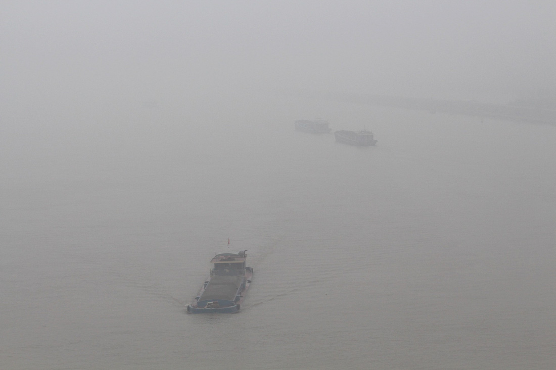 Đến gần trưa, Hà Nội vẫn chìm trong sương mù - Ảnh 6.