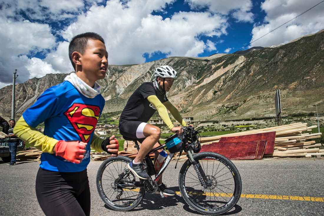 Bài học đầu đời cho con trai: đạp xe chinh phục Tây Tạng - Ảnh 12.