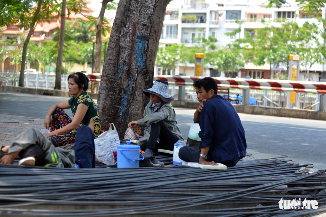 Người Sài Gòn mệt mỏi với cái nóng hầm hập giữa trưa - Ảnh 2.