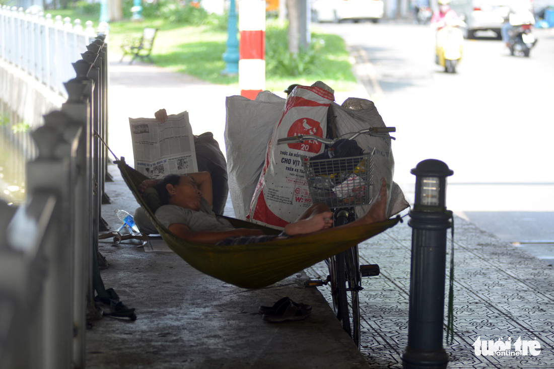 Người Sài Gòn mệt mỏi với cái nóng hầm hập giữa trưa - Ảnh 6.