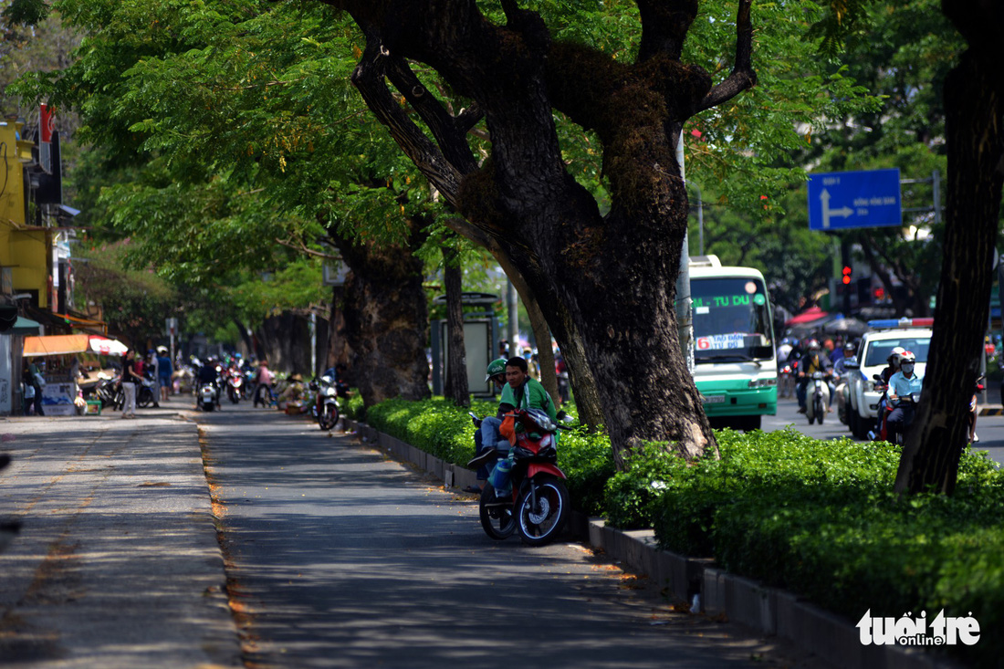 Người Sài Gòn mệt mỏi với cái nóng hầm hập giữa trưa - Ảnh 11.