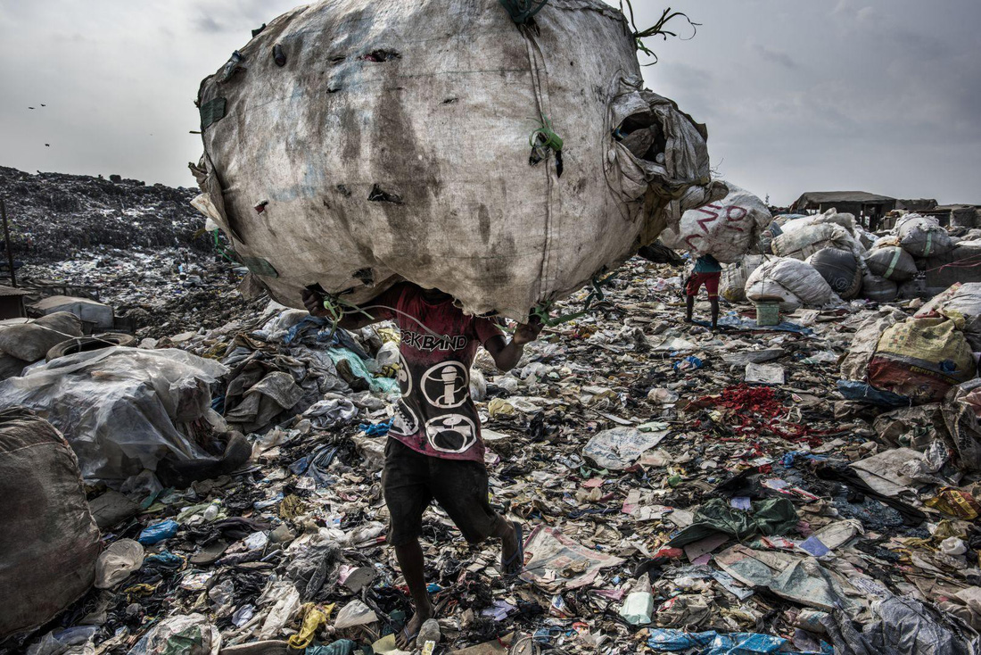 Đường đi của rác qua phóng sự ảnh đoạt giải World Press Photo 2018 - Ảnh 2.