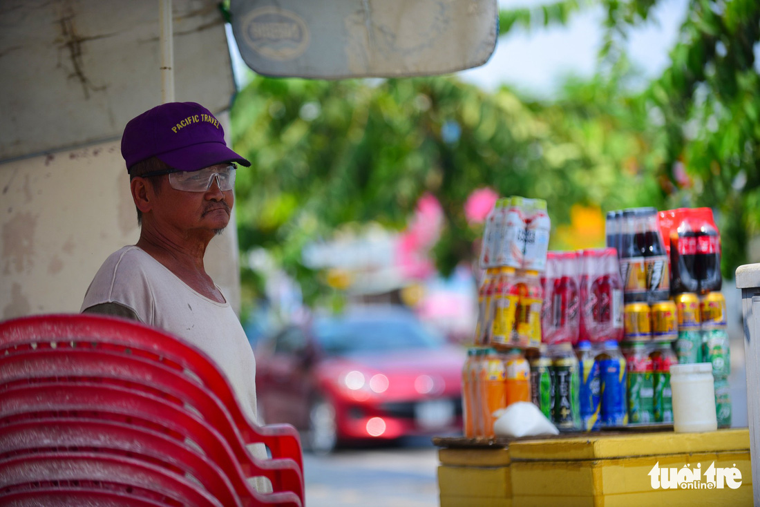 Nhọc nhằn mưu sinh dưới trời nắng như đổ lửa của Sài Gòn - Ảnh 6.