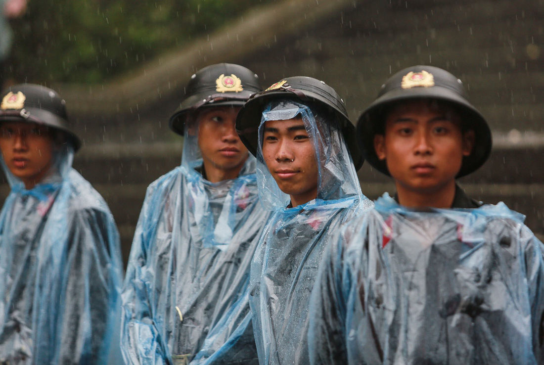 2.000 chiến sĩ công an, quân đội dầm mưa giữ trật tự lễ giỗ Tổ - Ảnh 7.