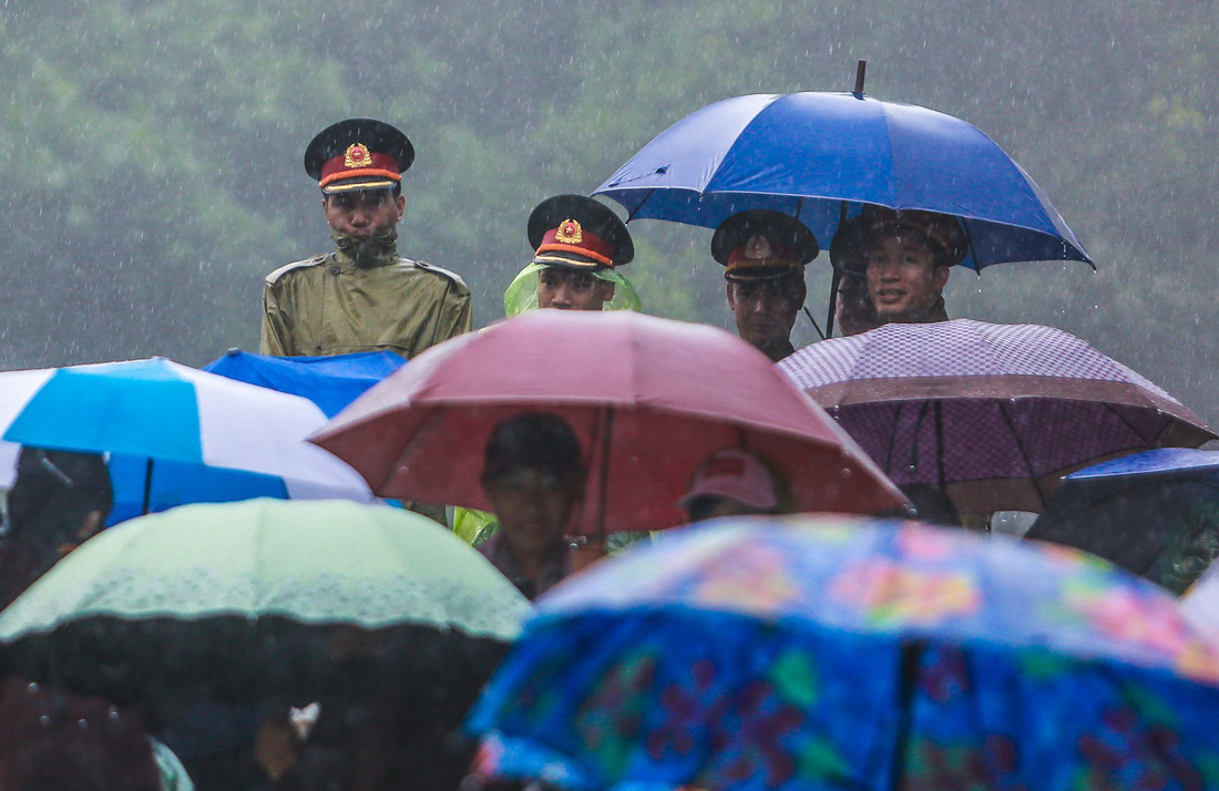 2.000 chiến sĩ công an, quân đội dầm mưa giữ trật tự lễ giỗ Tổ - Ảnh 8.