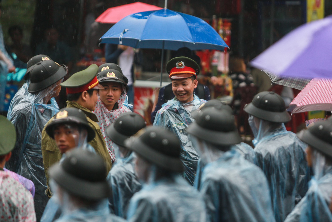 2.000 chiến sĩ công an, quân đội dầm mưa giữ trật tự lễ giỗ Tổ - Ảnh 11.