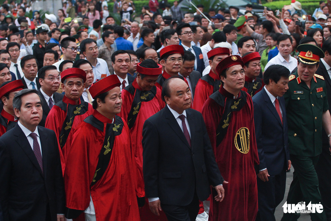 Thủ tướng cùng hàng vạn người dân dâng hương giỗ Tổ tại đền Hùng - Ảnh 4.