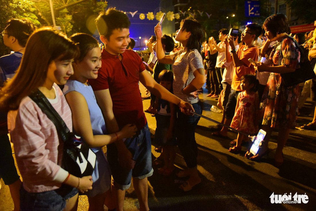 Người dân Sài Gòn chen chân trên phố đi bộ Nguyễn Huệ coi pháo hoa - Ảnh 13.