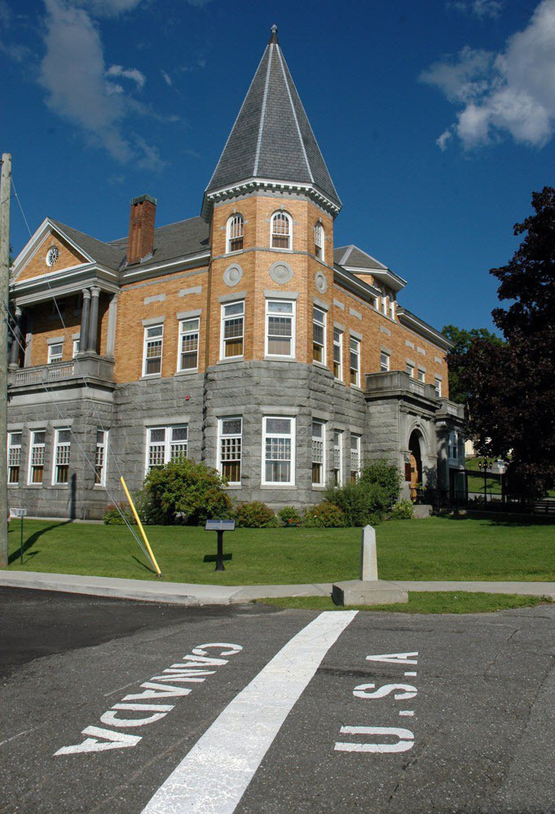 Thư viện và nhà hát kịch nằm giữa Mỹ và Canada - Ảnh 1.