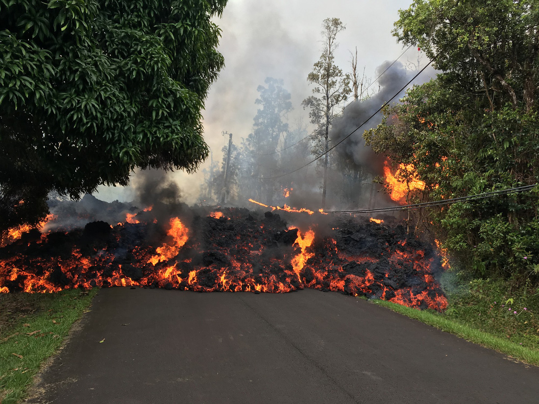 Thế giới trong tuần qua ảnh: Dung nham núi lửa cuồn cuộn như lũ trên quốc lộ ở Hawaii - Ảnh 1.