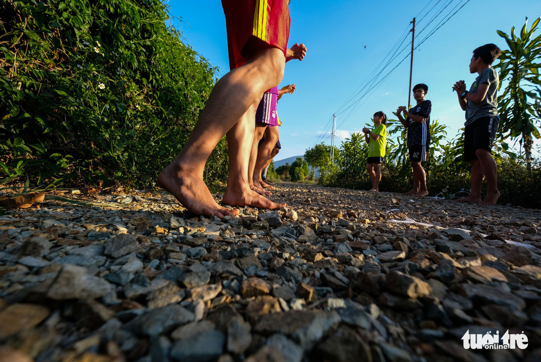 Những bạn trẻ chạy chân trần trên đường nhựa, đường đất - Ảnh 6.