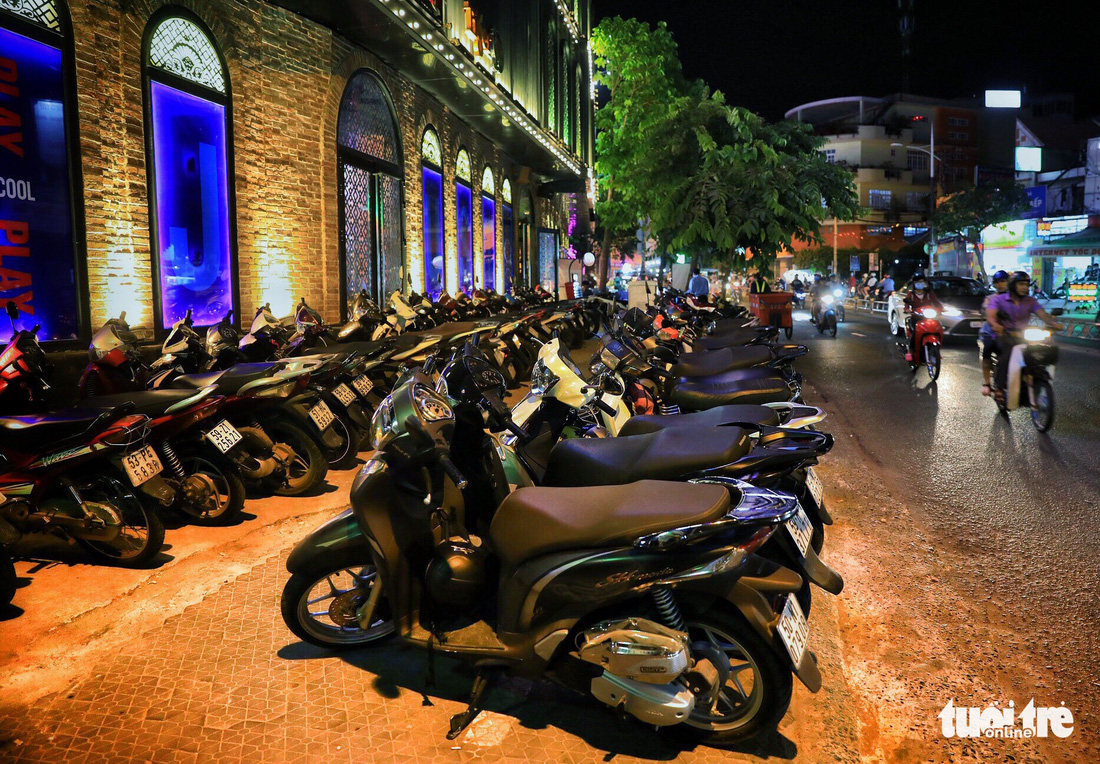 Vỉa hè Sài Gòn lại bị chiếm trọn làm quán nhậu, bãi xe - Ảnh 20.