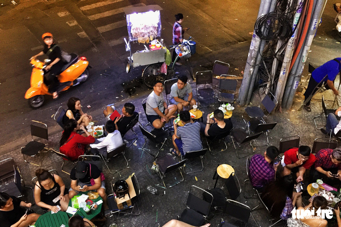 Vỉa hè Sài Gòn lại bị chiếm trọn làm quán nhậu, bãi xe - Ảnh 3.