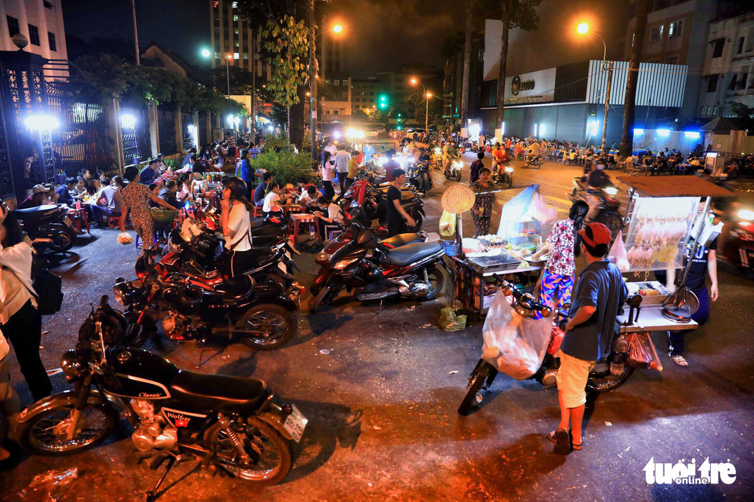 Vỉa hè Sài Gòn lại bị chiếm trọn làm quán nhậu, bãi xe - Ảnh 4.