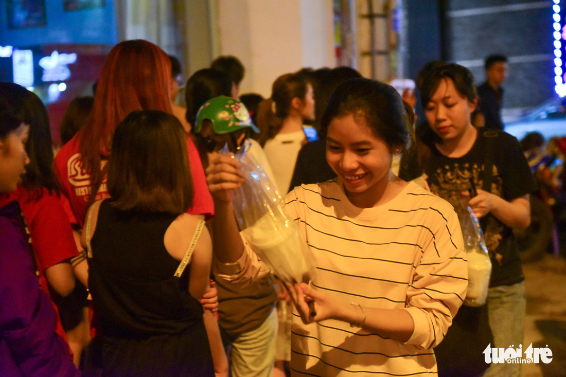 Bạn trẻ Sài Gòn xếp hàng mua sữa tươi trân châu vỉa hè - Ảnh 7.