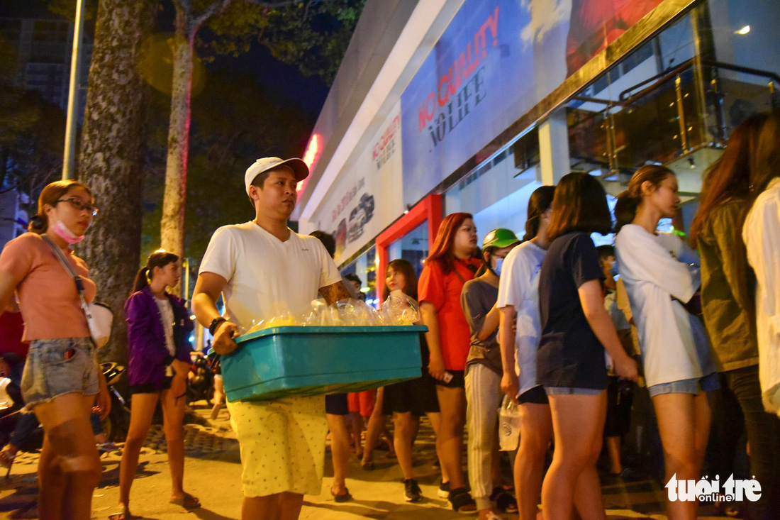 Bạn trẻ Sài Gòn xếp hàng mua sữa tươi trân châu vỉa hè - Ảnh 10.