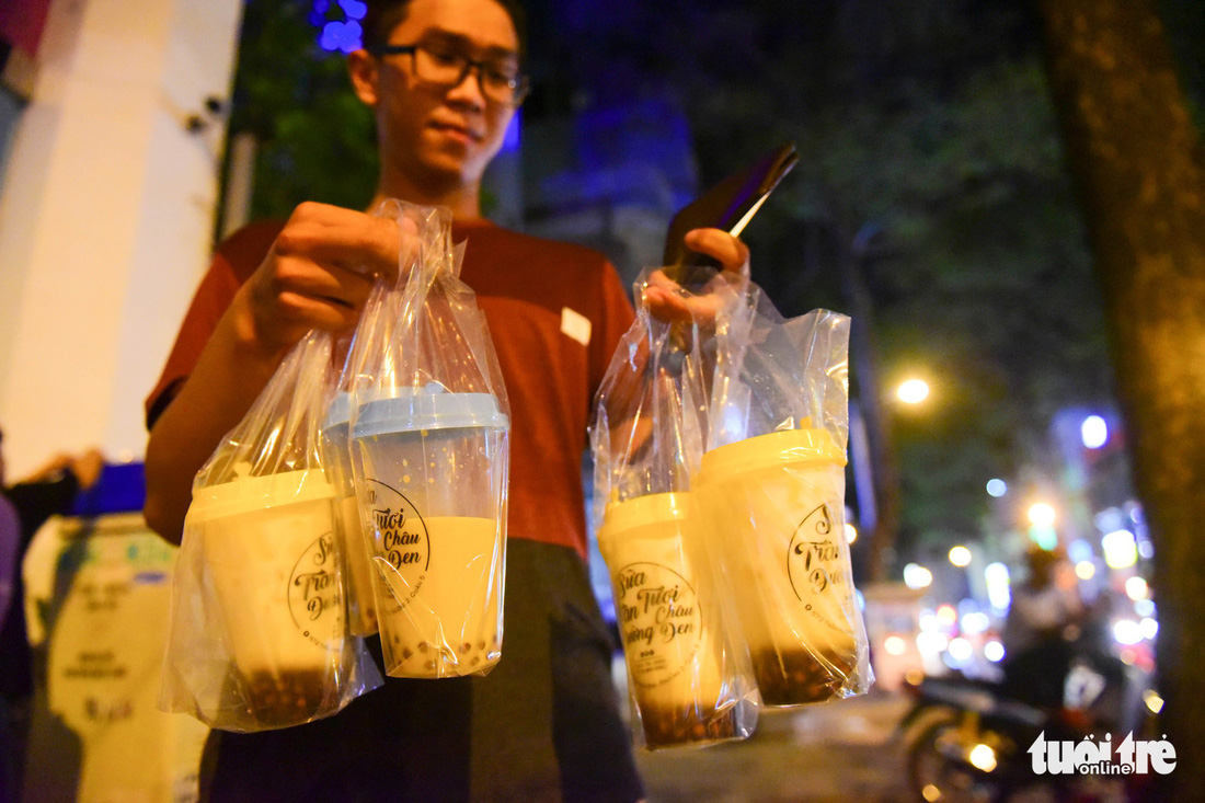 Bạn trẻ Sài Gòn xếp hàng mua sữa tươi trân châu vỉa hè - Ảnh 1.