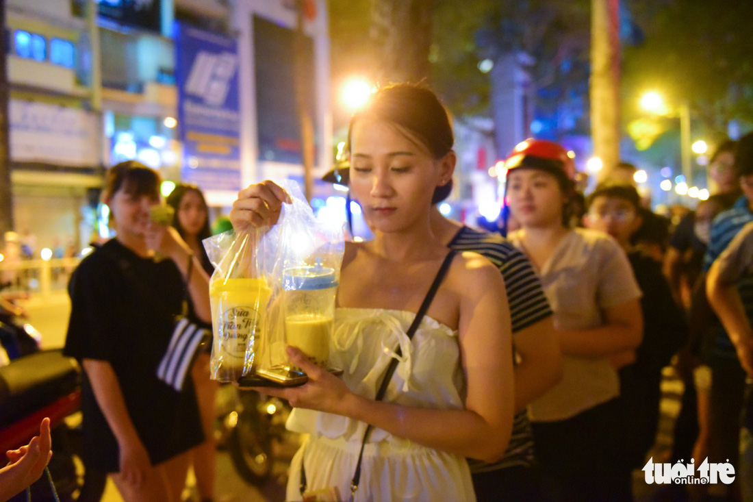 Bạn trẻ Sài Gòn xếp hàng mua sữa tươi trân châu vỉa hè - Ảnh 8.