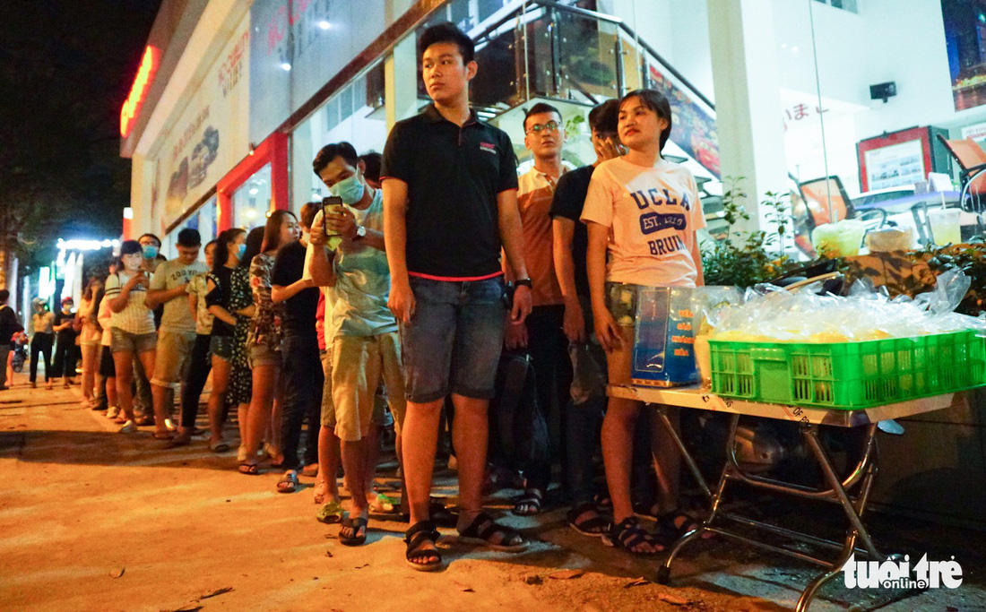 Bạn trẻ Sài Gòn xếp hàng mua sữa tươi trân châu vỉa hè - Ảnh 3.