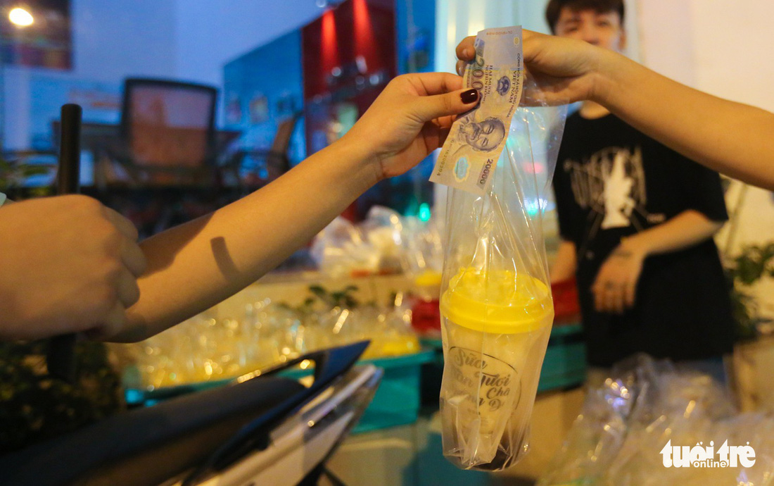 Bạn trẻ Sài Gòn xếp hàng mua sữa tươi trân châu vỉa hè - Ảnh 6.