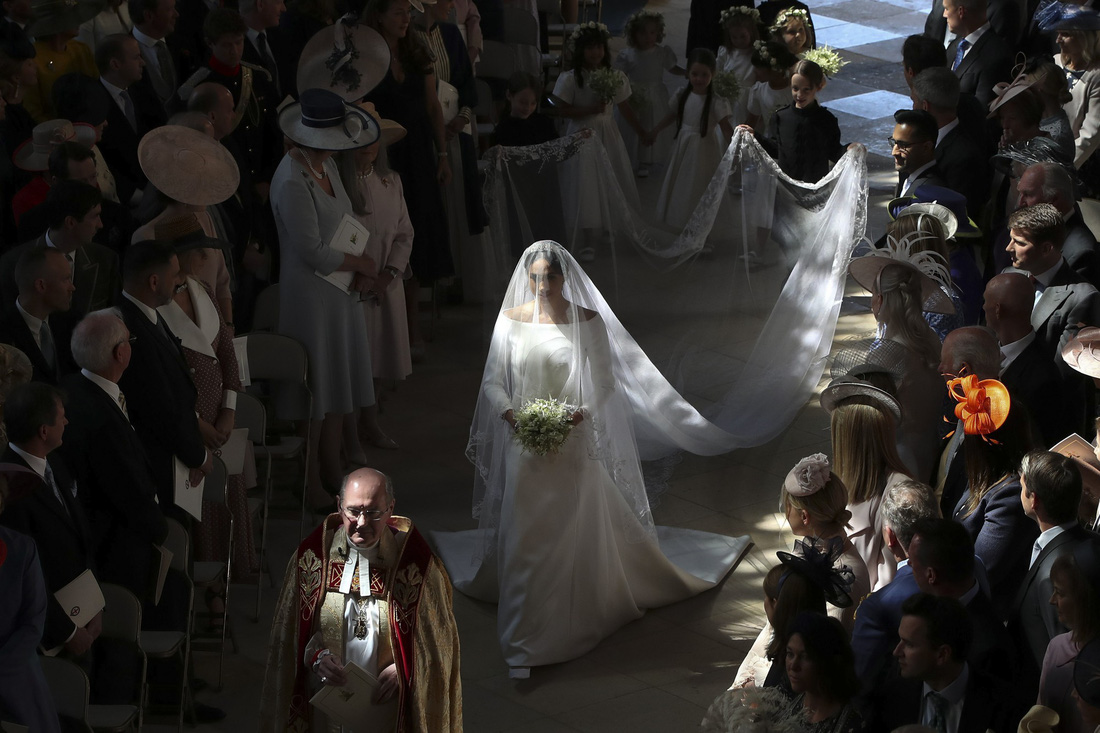 Chiếc váy cưới cho người bình thường trong hôn lễ hoàng gia Anh - Ảnh 5.