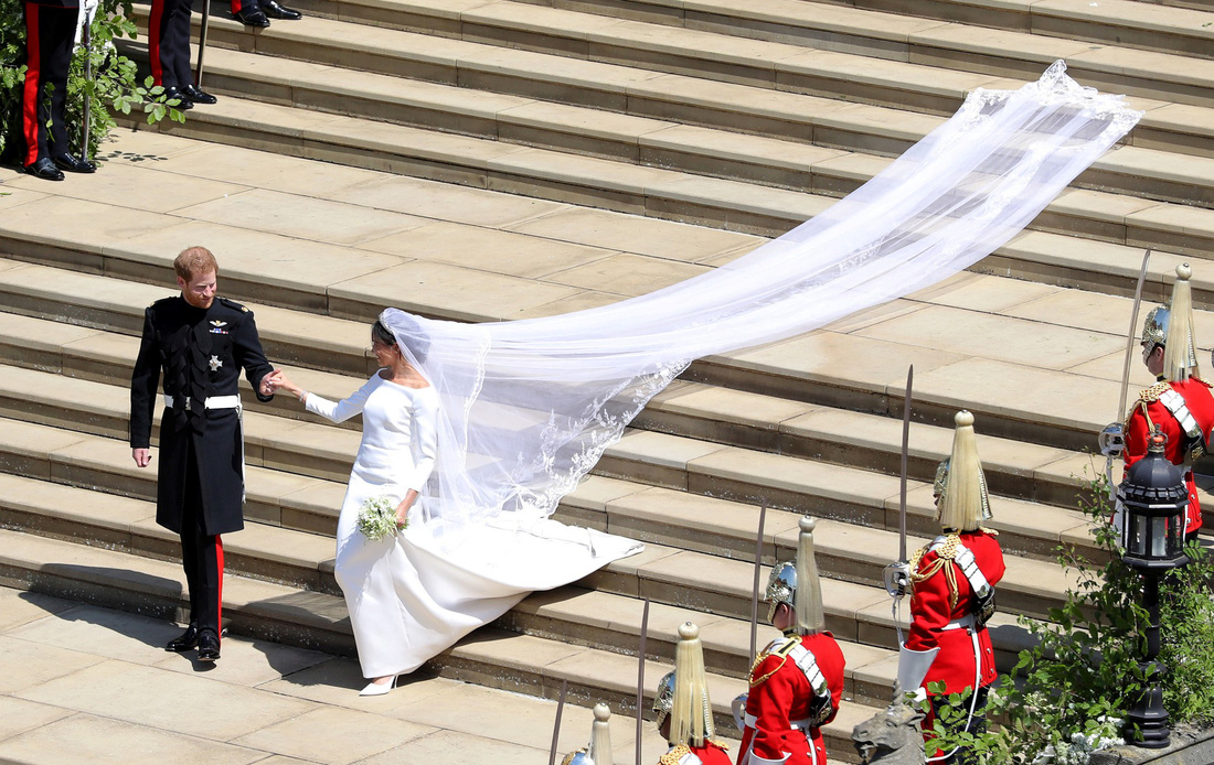 Chiếc váy cưới cho người bình thường trong hôn lễ hoàng gia Anh - Ảnh 13.
