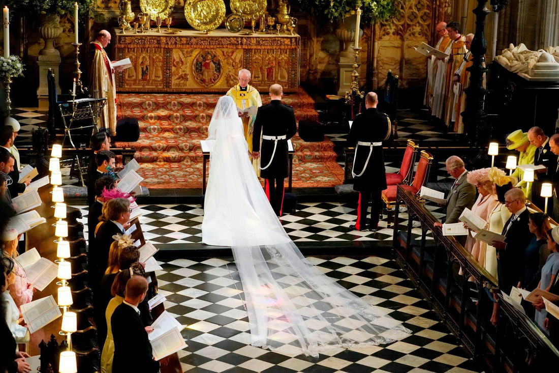 Chiếc váy cưới cho người bình thường trong hôn lễ hoàng gia Anh - Ảnh 8.