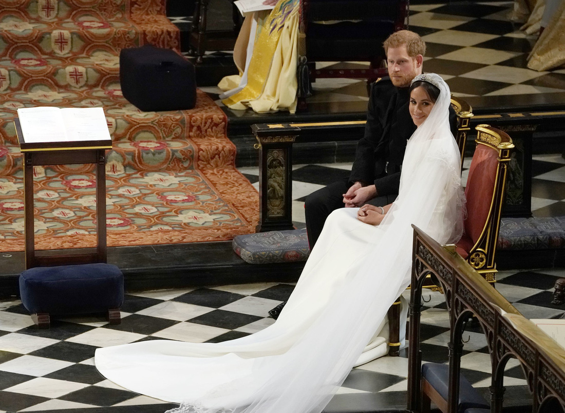 Chiếc váy cưới cho người bình thường trong hôn lễ hoàng gia Anh - Ảnh 7.