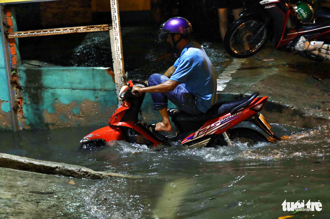 TP.HCM ngập nặng, người dân bì bõm dắt xe về lúc nửa đêm - Ảnh 6.