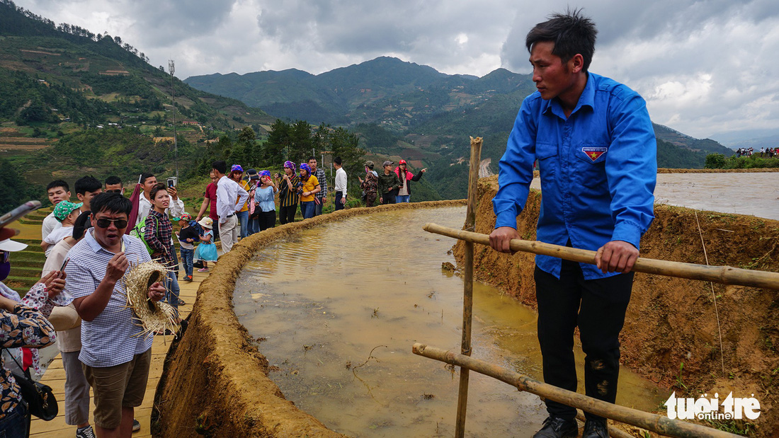 Thu tiền vé triển lãm ‘Mây pha lê’, nhiều du khách bỡ ngỡ - Ảnh 10.