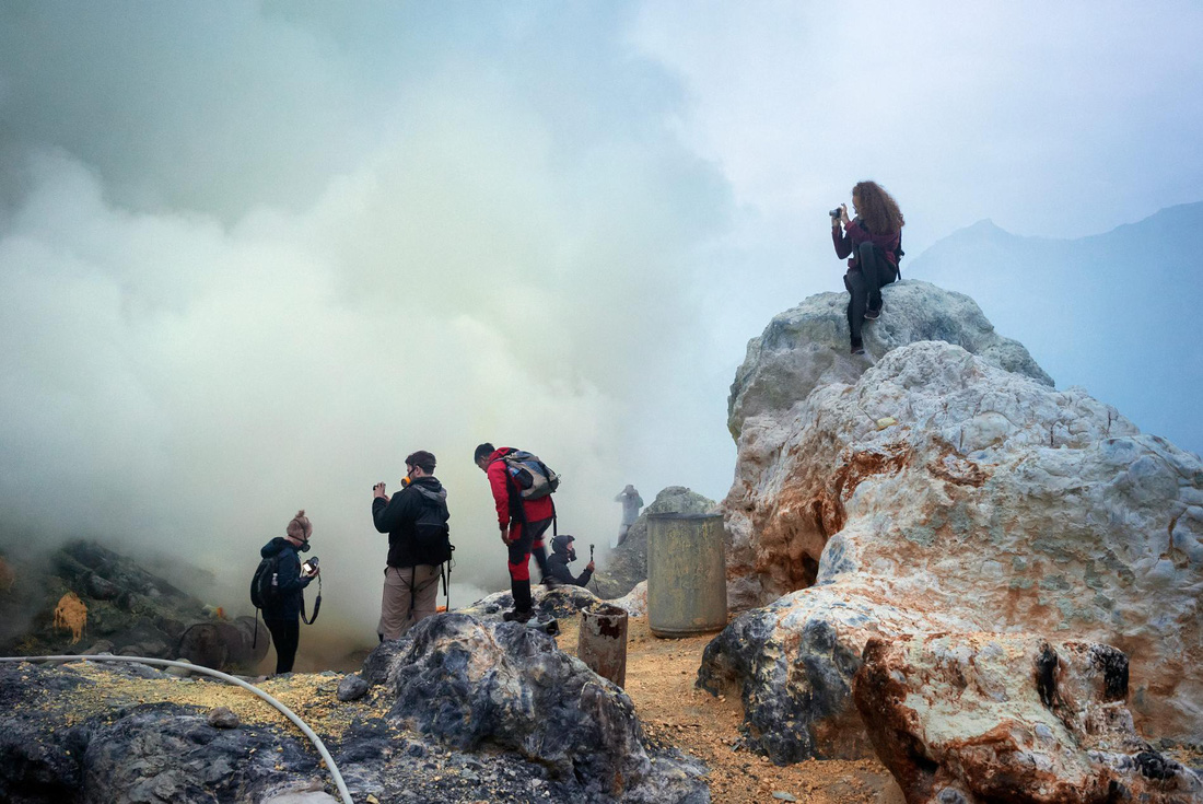 Mạo hiểm bán lưu huỳnh cho khách trên núi lửa đang hoạt động - Ảnh 8.