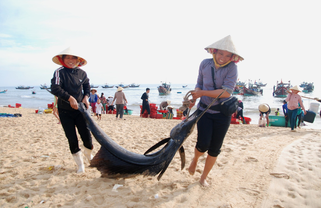 Nụ cười hồi sinh từ vùng biển chết - Ảnh 1.