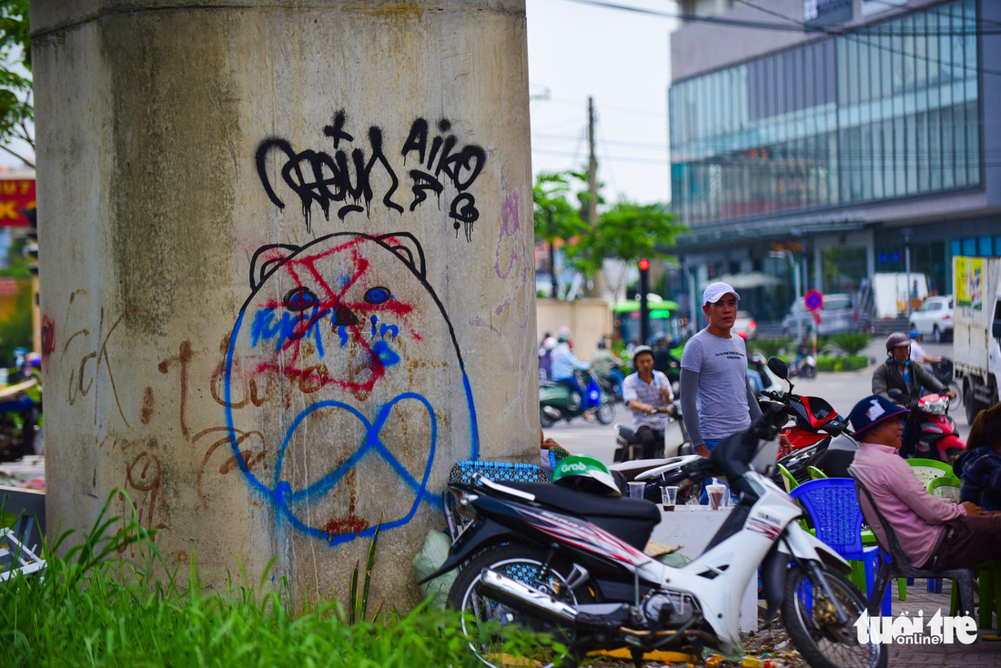 Chi chít hình vẽ xấu xí dọc tuyến Metro Bến Thành Suối Tiên - Ảnh 5.