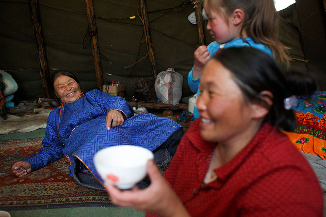 Cuộc sống của bộ tộc chăn tuần lộc cuối cùng ở Mông Cổ - Ảnh 9.