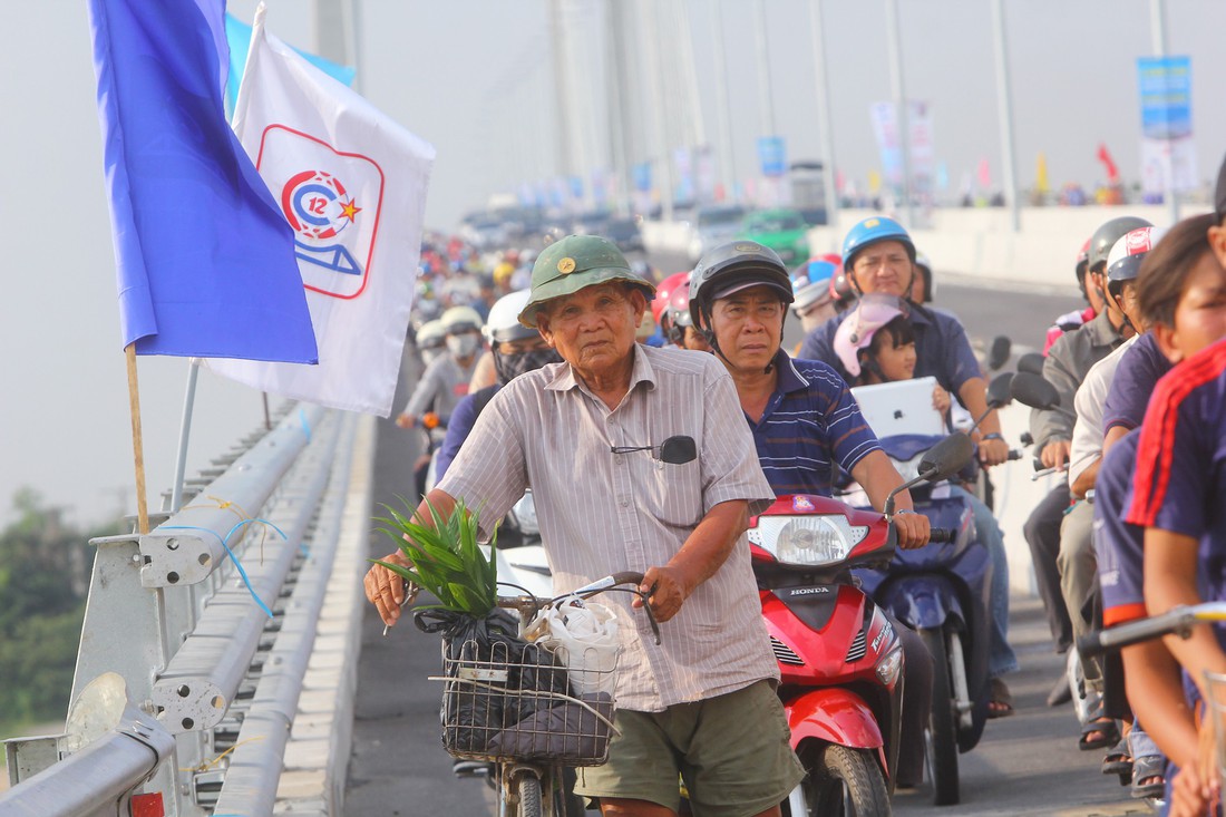 Dân Miền Tây rủ nhau lên cầu Cao Lãnh… chụp ảnh lưu niệm - Ảnh 2. Dân Miền Tây rủ nhau lên cầu Cao Lãnh… chụp ảnh lưu niệm - Ảnh 2.