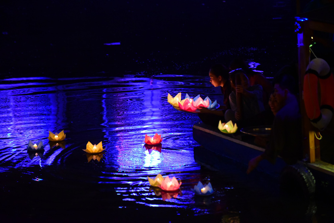 Biển người chen chân thả hoa đăng trên kênh Nhiêu Lộc trong đêm Phật đản - Ảnh 8.