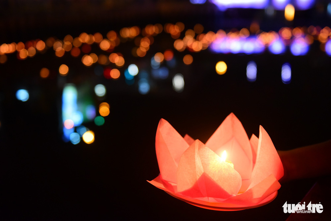 Biển người chen chân thả hoa đăng trên kênh Nhiêu Lộc trong đêm Phật đản - Ảnh 14.
